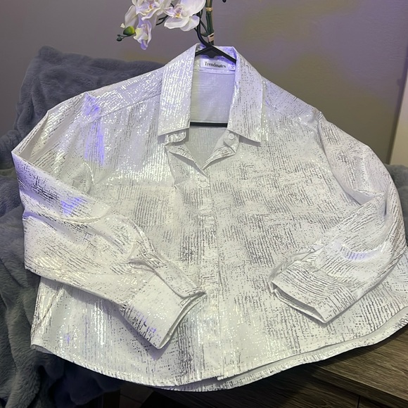 Trendmates Tops - Trendmates womans white and silver button down shirt NWT retail $29 ❤️